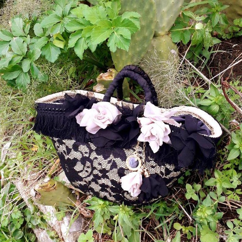 Borsa donna in paglia con pizzo nero e fiori in seta