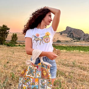 シチリアのカートが描かれたシチリアの女性用Tシャツ、休暇用のイタリアのTシャツ