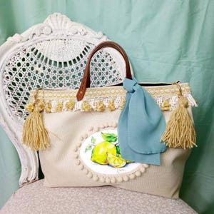 Beige bag made of cotton fabric with handles and foulard, design Sicilian lemons