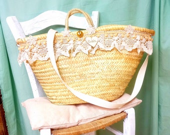 maxi sac de plage en paille personnalisé avec prénom, orné de dentelle, bandoulière amovible, dimensions 52 x 33 cm