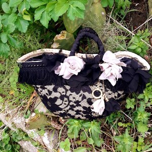 Borsa donna in paglia con pizzo nero e fiori in seta