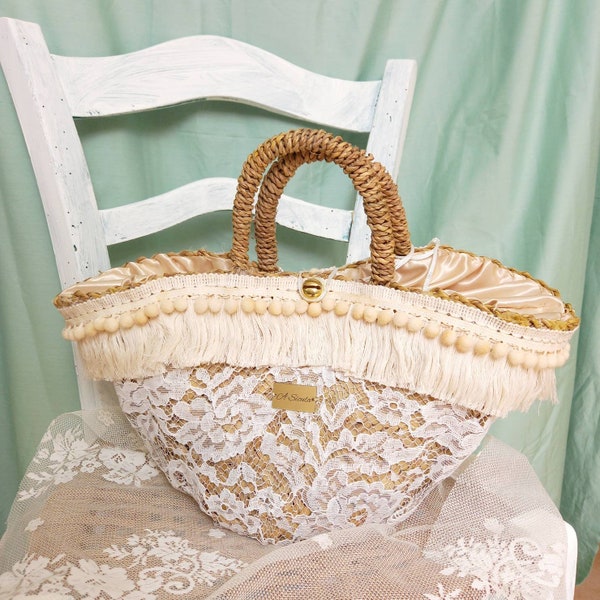 Sac femme en paille avec dentelle blanche, franges en coton et pompons, coffa sicilien avec anses