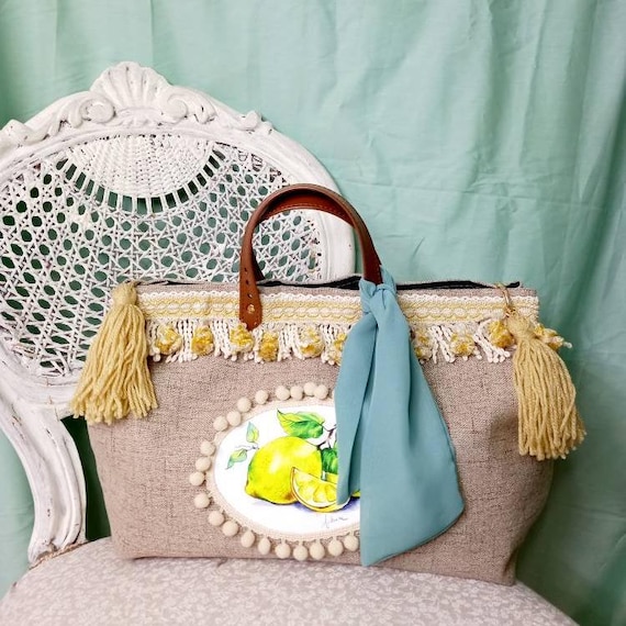 Borsa beige in tessuto di cotone con manici e foulard, disegno