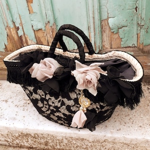 Borsa donna in paglia con pizzo nero e fiori in seta