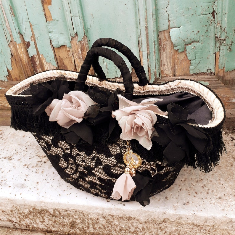 Borsa donna in paglia con pizzo nero e fiori in seta