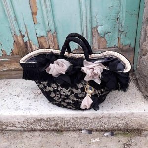 Borsa donna in paglia con pizzo nero e fiori in seta