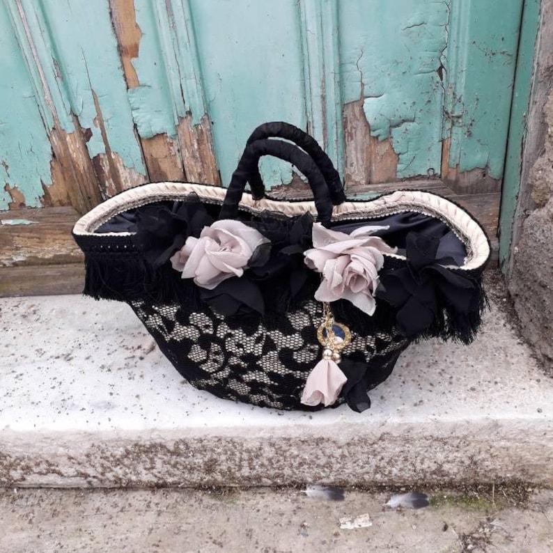 Borsa donna in paglia con pizzo nero e fiori in seta