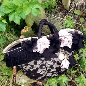 Borsa donna in paglia con pizzo nero e fiori in seta