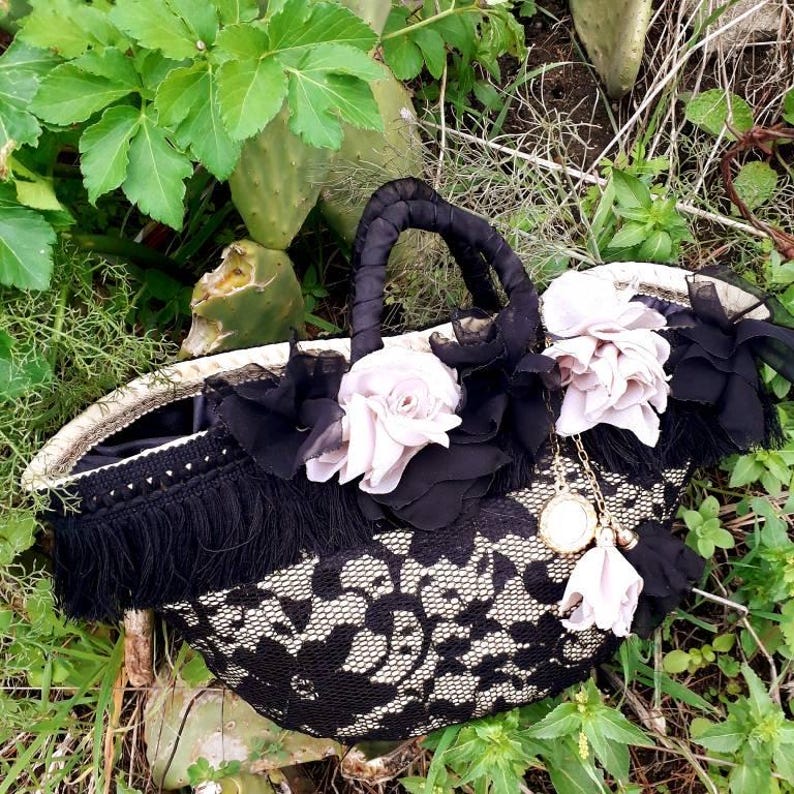 Borsa donna in paglia con pizzo nero e fiori in seta