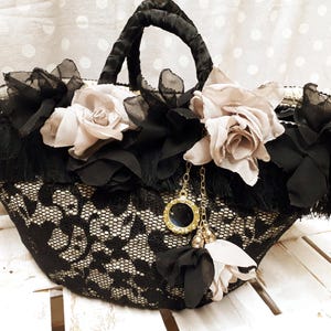 Borsa donna in paglia con pizzo nero e fiori in seta