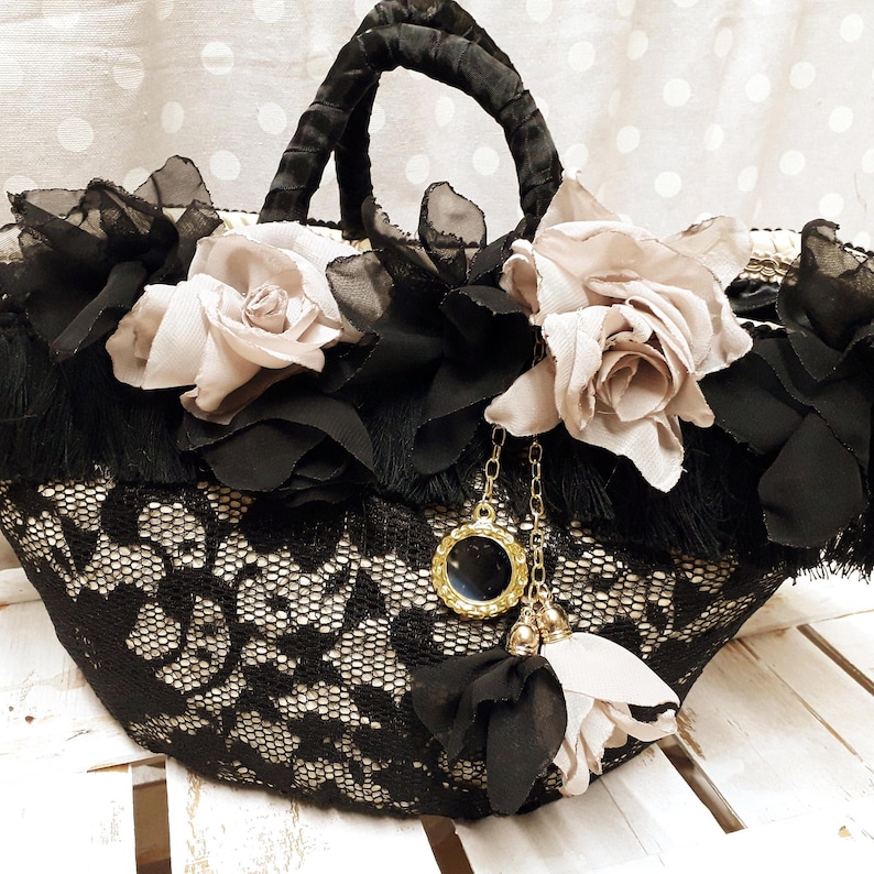 Borsa donna in paglia con pizzo nero e fiori in seta