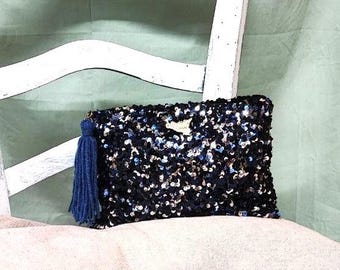 Pochette gioiello tessuto paiette blu, con nappina laterale