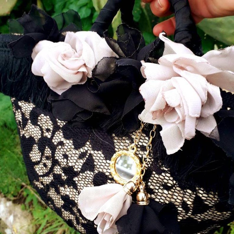 Borsa donna in paglia con pizzo nero e fiori in seta