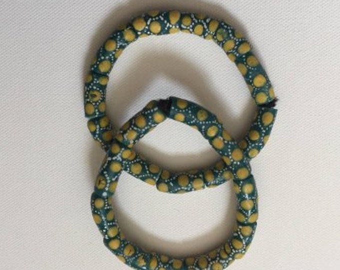 African Trade Bead Bracelet Green Yellow Dot 8 Inches