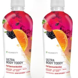 Pode incluir: Duas garrafas brancas de suplemento alimentar líquido Ultra Body Toddy. As garrafas têm uma tampa branca e um rótulo com fundo vermelho e rosa, com imagens de morangos, amoras e uma fatia de laranja. As garrafas têm 946 ml.