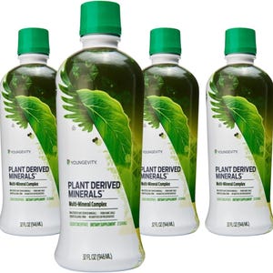 Könnte beinhalten: Vier Flaschen Youngevity Plant Derived Minerals. Jede Flasche hat einen grünen Deckel und ein weißes Etikett mit grünen Blattgrafiken. Auf dem Etikett steht "Multi-Mineral Complex" und "32 fl oz (946 ml)".