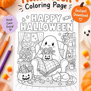 Op de afbeelding: Een Halloween kleurplaat met een geest die in een fauteuil zit en een pompoenemmer vol snoep vasthoudt. De scène bevat een kat, een raam, een boekenplank en de tekst HAPPY HALLOWEEN, Halloween Coloring Page, en Print Color Enjoy.