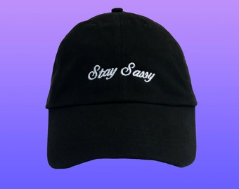 Stay Sassy geborduurde dad hat, custom dad hats, black baseball cap, unisex low profile verstelbaar