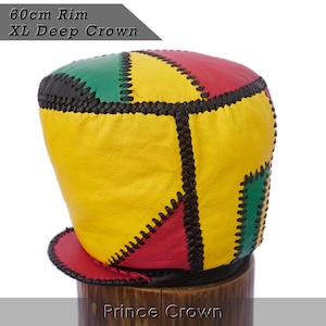 Op de afbeelding: Een patchwork hoed met een rand van 60 cm en een diepe kroon. De hoed heeft rode, gele, groene en zwarte panelen die aan elkaar zijn gestikt. De tekst "60cm Rim XL Deep Crown" is zichtbaar. De hoed is gelabeld "Prince Crown".