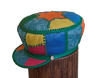 Bunte Lederkappe, Mittelgroße Cap für Loks, Rasta Leder Tam, Rastafari Hut, Rasta Dreadlocks Kopfbedeckung | Rand 59 cm (Art.-Nr. 202239)