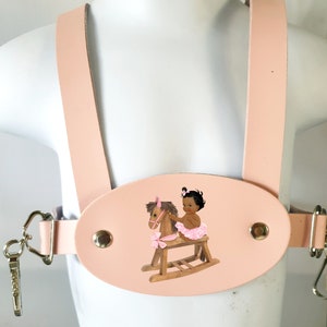 Echtrosa Lederkinderzügel mit Prinzessin auf einem Schaukelpferd bsen13210