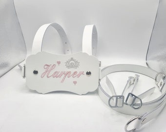 Rênes de marche sécuritaires pour tout-petit en cuir italien blanc véritable sculpté avec nom et couronne brodés