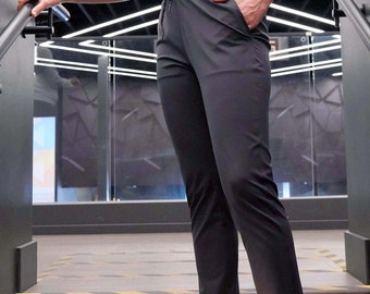 Pantalones Sandra: Mezcla de nailon y elastano, pierna cónica, tiro medio.