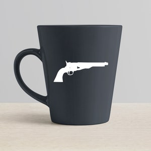 Peut inclure: Une tasse en c&eacute;ramique gris fonc&eacute; avec une silhouette blanche d'un revolver sur le c&ocirc;t&eacute;.