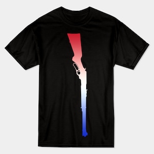 Peut inclure: T-shirt noir avec une silhouette rouge, blanche et bleue d'un fusil.