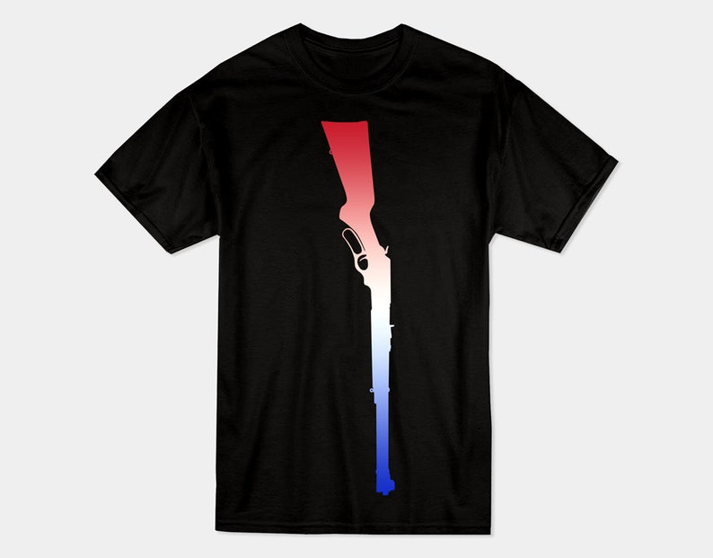 Peut inclure: T-shirt noir avec une silhouette rouge, blanche et bleue d'un fusil.