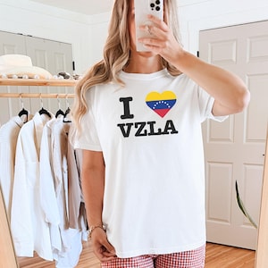 Venezuelan Shirt Venezuela Flag Vintage Comfy Shirt Bandera Venezuela Gift for Venezuelan Family Proud Latino Comfort Colors Crewneck Tee