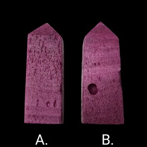 Puede incluir: Dos bloques de madera púrpura, uno con un agujero en el centro, etiquetados como A y B.