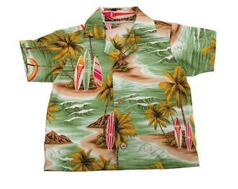 Puede incluir: Una camisa verde de manga corta con un estampado tropical de palmeras, olas y tablas de surf.