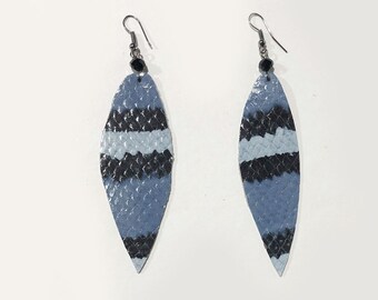 Blaue Faux-Snakeskin geprägt Lederohrringe