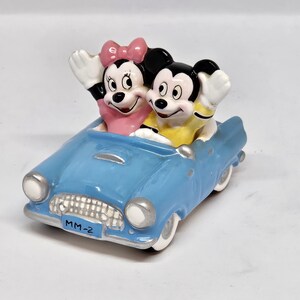 ミッキーマウスとミニーマウスの車に乗っている置物