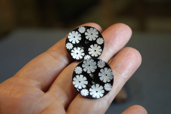 Vintage Agoya Shell Buttons with White Flower, Ad… - image 3
