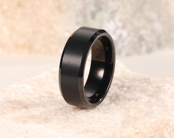Anello in tungsteno nero, anello in tungsteno spazzolato e smussato da 8 mm, anello da uomo con promessa, anello inciso personalizzato, fascia per anniversario, vestibilità comoda
