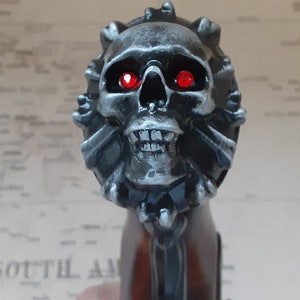 The Cursed Steampunk Style 18th Century RH Pewter Jolly Roger Piraten Nicht feuerndes Steinschloss Mit Bejeweled Augen und Opt. Revolvertasche