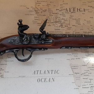 Riproduzione antica di fucile a pietra focaia in peltro invecchiato e non funzionante in stile steampunk da pirata