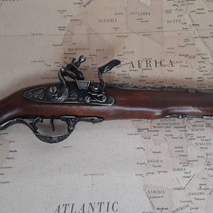 Riproduzione antica inglese di peltro invecchiato o ottone e peltro da pirata in stile steampunk, non funzionante, con archibugio a pietra focaia