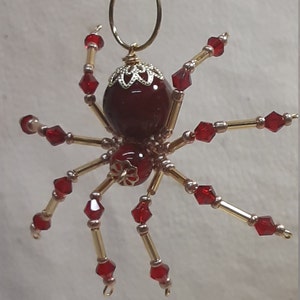 Steampunk bloedrode spin met kralen en kristallen poten