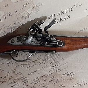 Right Handed Steampunk Style 18th Century Aged Pirate&#39;s Non Firing Antique Reproduction Flintlock
