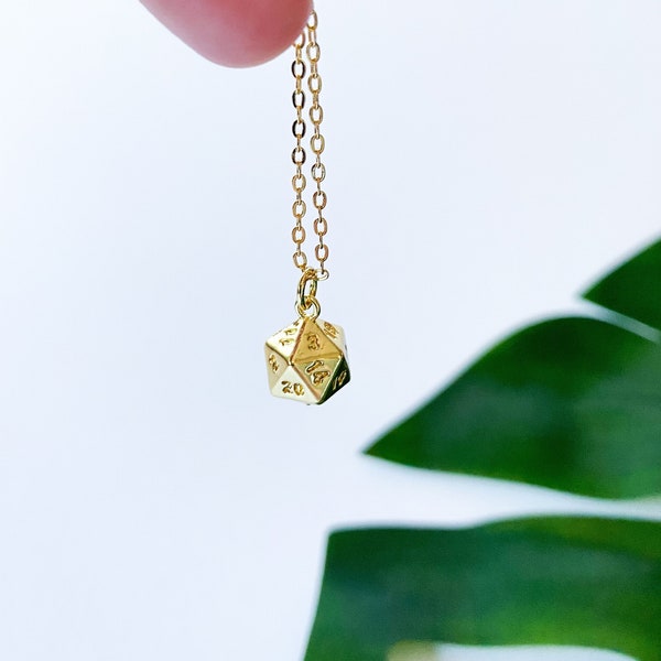 Gold D20 Halskette, Würfel Anhänger für Frauen, Süßes Gamer Geschenk, Quadratischer Anhänger mit Zahlen, Metall Polyeder oder Oktaeder Form