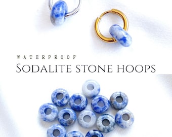 Boucles d'oreilles en forme de beignet de sodalite Boucle d'oreille avec pierre Petit pendentif suspendu Créoles simples en or ou en argent Bijoux hypoallergéniques imperméables