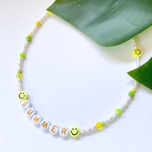 Collar de cuentas con letras de verano, collar de perlas de agua dulce de arroz multicolor, collar moderno Y2K para mujeres jóvenes, joyería de playa divertida de los años 90