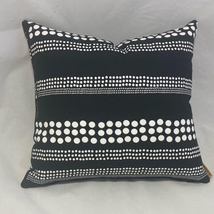 Zwart met witte stippen, met de hand bedrukt door FUNKIS katoenen kussenhoezen