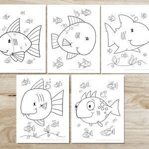 Può includere: Cinque pagine da colorare in bianco e nero con diverse creature marine. Le pagine includono uno squalo, un pesce palla e tre diversi tipi di pesci.