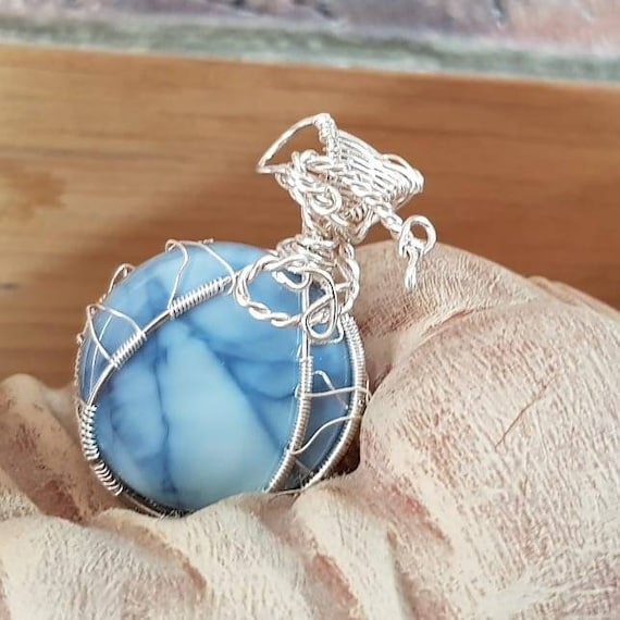 Cabujon natural de Opalo azul engarzado en hilo de plata libre de níquel y plomo 925 artesanal, 25mm