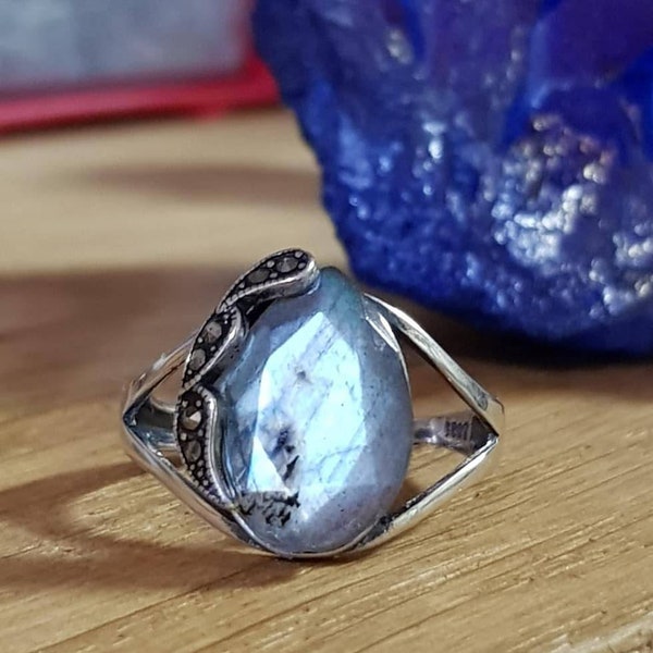 925 Thai sterling Silver Ring adjustable, with cabujon of Teardrop labradorite 10x14mm