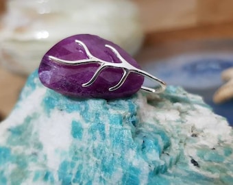 Natural rubi pendant set in asymmetrical branch clamp 925 sterling.